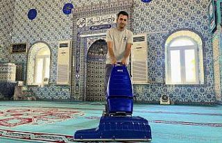 Aliağa’da cadde, sokak ve ibadethaneler bayrama...