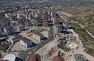 Alt yapısı yenilenen caddede sıcak asfalt serimi...