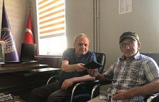 Altın ve para dolu çantayı sahibine teslim etti