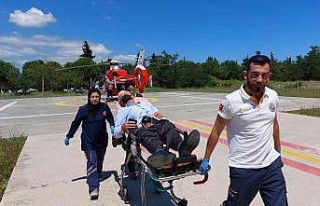 Ambulans helikopter, tarlada hastalanan köylünün...