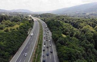 Anadolu Otoyolu’nda tatilci yoğunluğu trafiği...