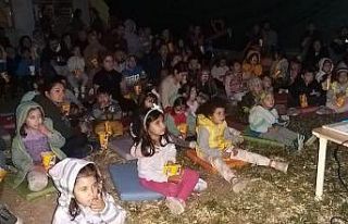 Anaokul bahçesinde açık hava film etkinliği
