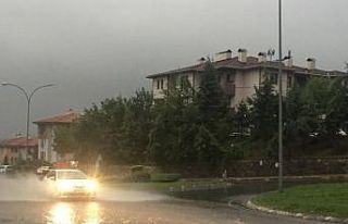 Aniden başlayan yağmur zor anlar yaşattı