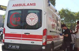 Aniden yola atlayan çocuğa otomobil çarptı