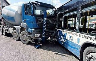 Ankara’da belediye otobüsü ile beton mikserinin...