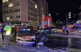 Ankara’da motosiklet otomobile ok gibi saplandı:...