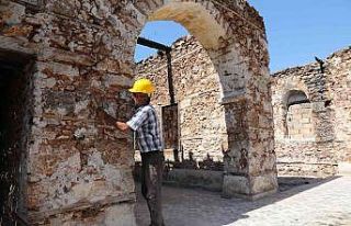 Antalya’da 19’uncu yüzyıldan kalan metruk yapı...