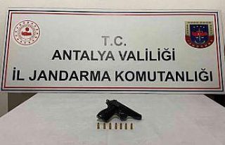 Antalya’da şüpheli şahsın aracında tabanca...