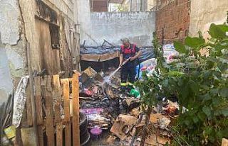 Apartman bahçesinde çıkan yangın panikletti