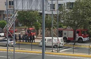 Apartmanın çatı katı alevlere teslim oldu, 2 daire...