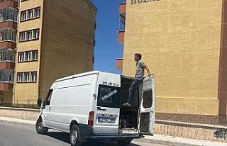 Aracın arka kapısına tutunarak kazaya davetiye...