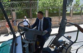 Asfalt serme makinesinin başına geçti, 40 derecede...