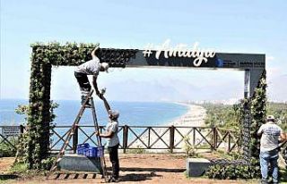 Aşırı sıcaklar karşısında kuruyan çiçekli...