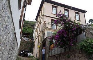 Asırlık evde sergilenen tarihi eşyalarla zamanda...