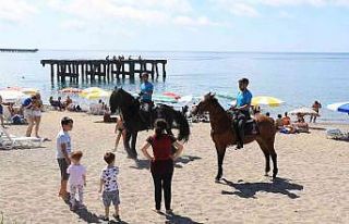 Atlı jandarma timi huzur ve güveni sağlıyor