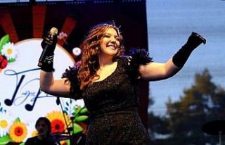 Babaanne acısıyla Bursa’da konser verdi