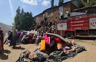 Bahçesaray’da ev yangını