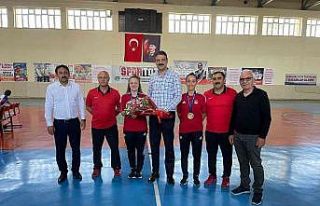 Bakan Yardımcısı Aksu, altın madalya kazanan badminton...