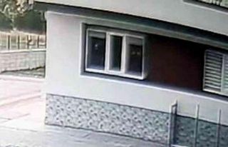 Bakım merkezinin yangın merdiveninden düşen genç...