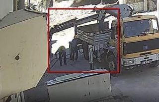 Bakır kabloları gündüz vakti vinçle sökerek...