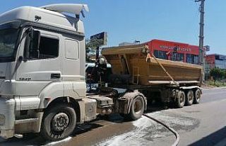 Balataları ısınan tırın lastiği yandı