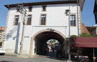 Balıkesir’de altından yol geçen 278 yıllık...