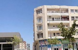 Balkondan düşen kız yaşam mücadelesi veriyor