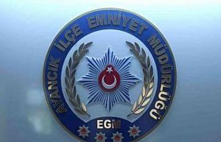 Balkondan havaya ateş açan kişi tabanca ve mermilerle...