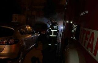 Bandırma’da park halindeki araç alev aldı