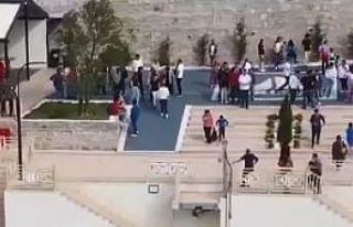 Baraj gölünde yüzen ayı tekne turu ziyaretçileri...