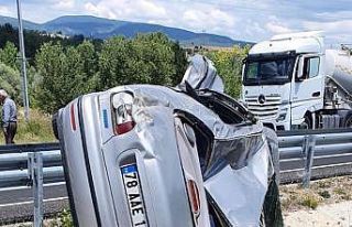 Bariyere çarpıp takla atan otomobil sürücüsü...