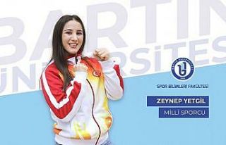 BARÜ öğrencisi Zeynep Yetgil’den gümüş madalya