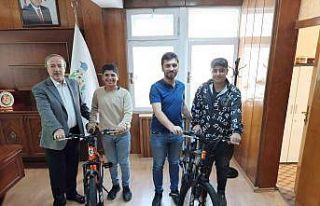 Başkan Arvas’tan çocuklara bayram hediyesi