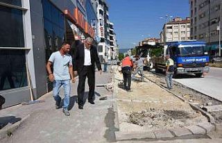 Başkan Bakkalcıoğlu kaldırım çalışmalarını...
