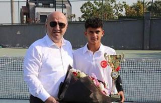 Başkan Bıyık, Emirhan Bulut’u İspanya’ya uğurladı