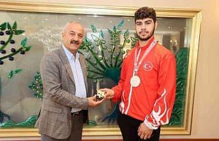 Başkan Büyükgöz, başarılı sporcuları ödüllendirdi