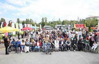 Başkan Büyükkılıç, özel öğrencilerin karnelerini...