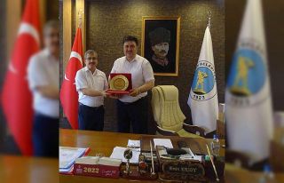 Başkan Ersoy’a eğitimcilerden teşekkür plaketi