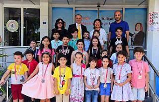 Başkan Kaya madalya verdi, öğrencileri kurslara...