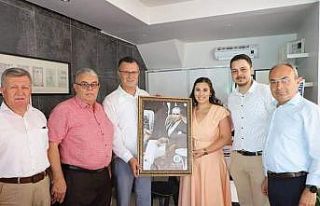 Başkan Öküzcüoğlu’ndan genç mimara Atatürk...