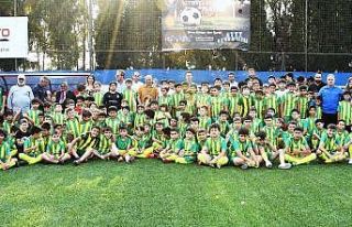 Başkan Oral öğrencilerle futbol oynadı