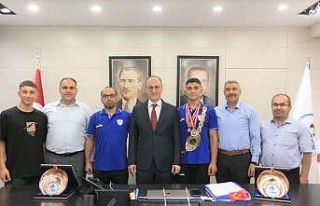 Başkan Örki, şampiyon güreşçiyle bir araya geldi