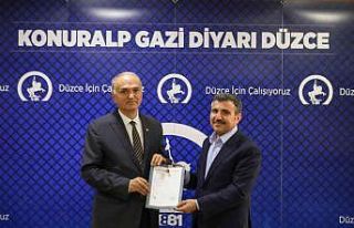 Başkan Özlü tapuyu aldı