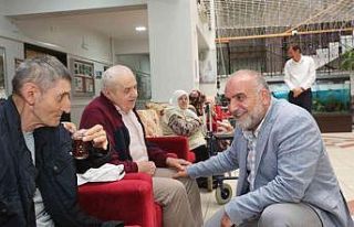 Başkan Sandıkçı, huzurevi sakinleriyle bayramlaştı