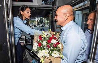Başkan Soyer’den darp edilen kadın şoföre çiçekli...