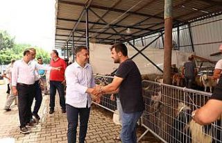Başkan Yücel kurban kesim yerlerinde vatandaşlarla...