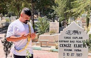 Başpehlivan Şimşek, Cengiz Elbeye’nin mezarını...