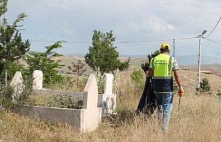 Bayburt Belediyesi mezarlıkları bayram için temizledi
