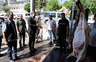 Baydilli kurban kesim yerlerinde vatandaşlarla bayramlaştı