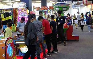 Bayram harçlıklarını toplayan çocuklar oyun alanlarına...